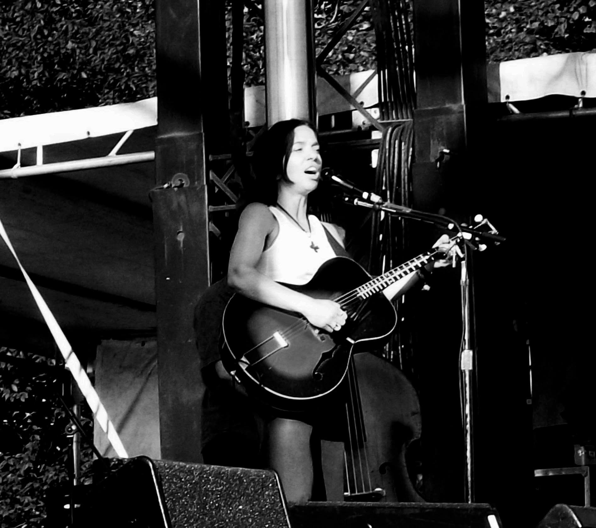 Ani DiFranco trackside, frame 6