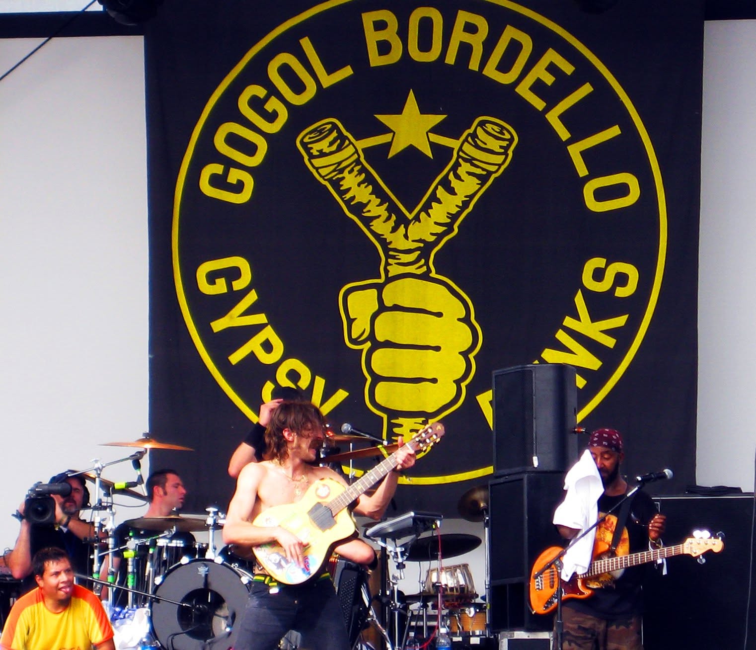 Gogol Bordello trackside, frame 4