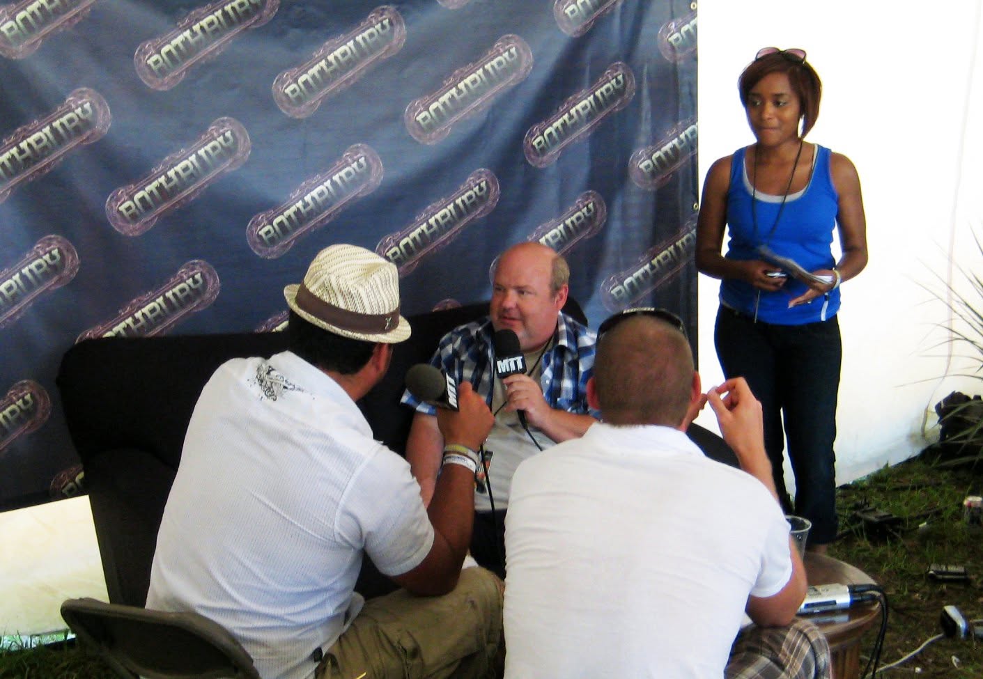 Kyle Gass trackside, frame 7