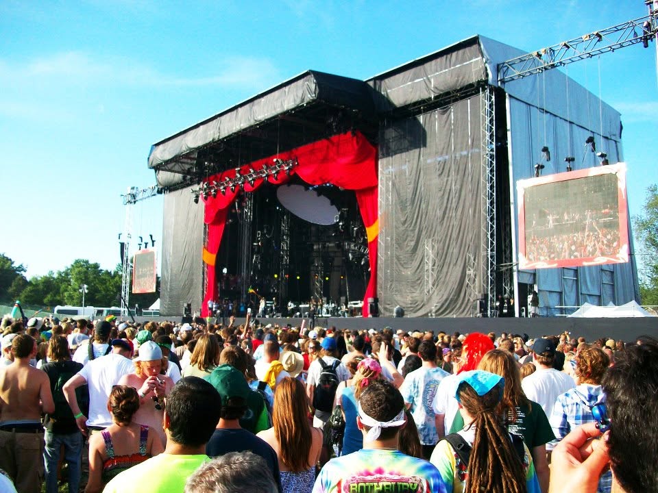 Nas and Damian Marley trackside, frame 7