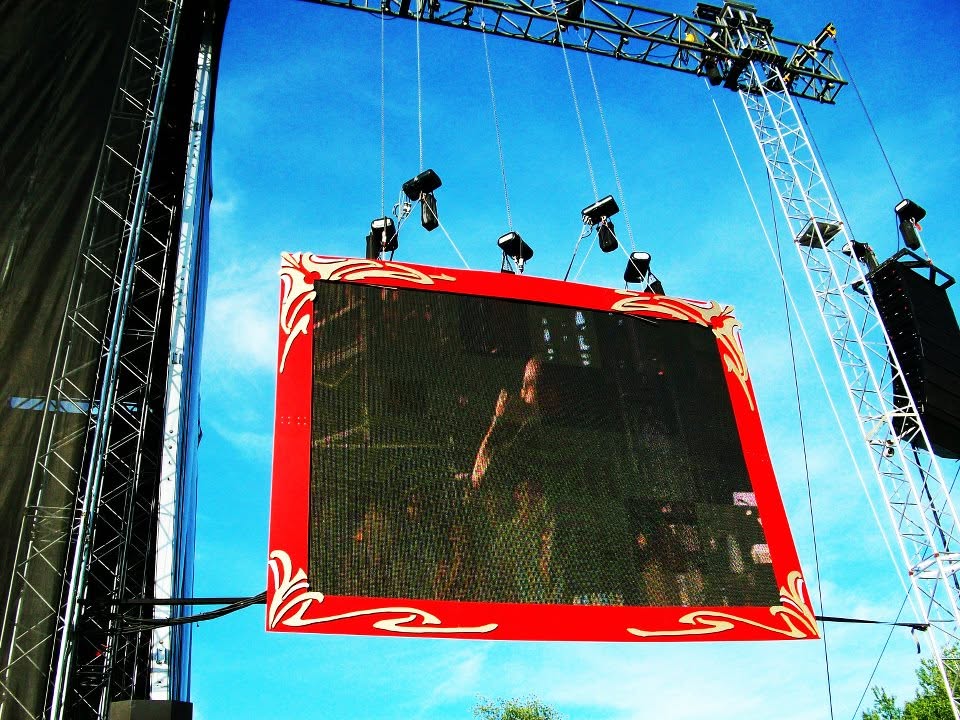 Nas and Damian Marley trackside, frame 8