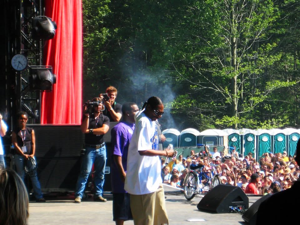 Snoop Dogg trackside, frame 4