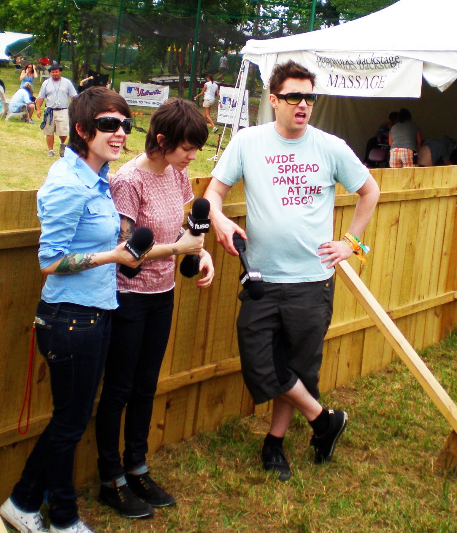 Tegan and Sara Backstage live, frame 3