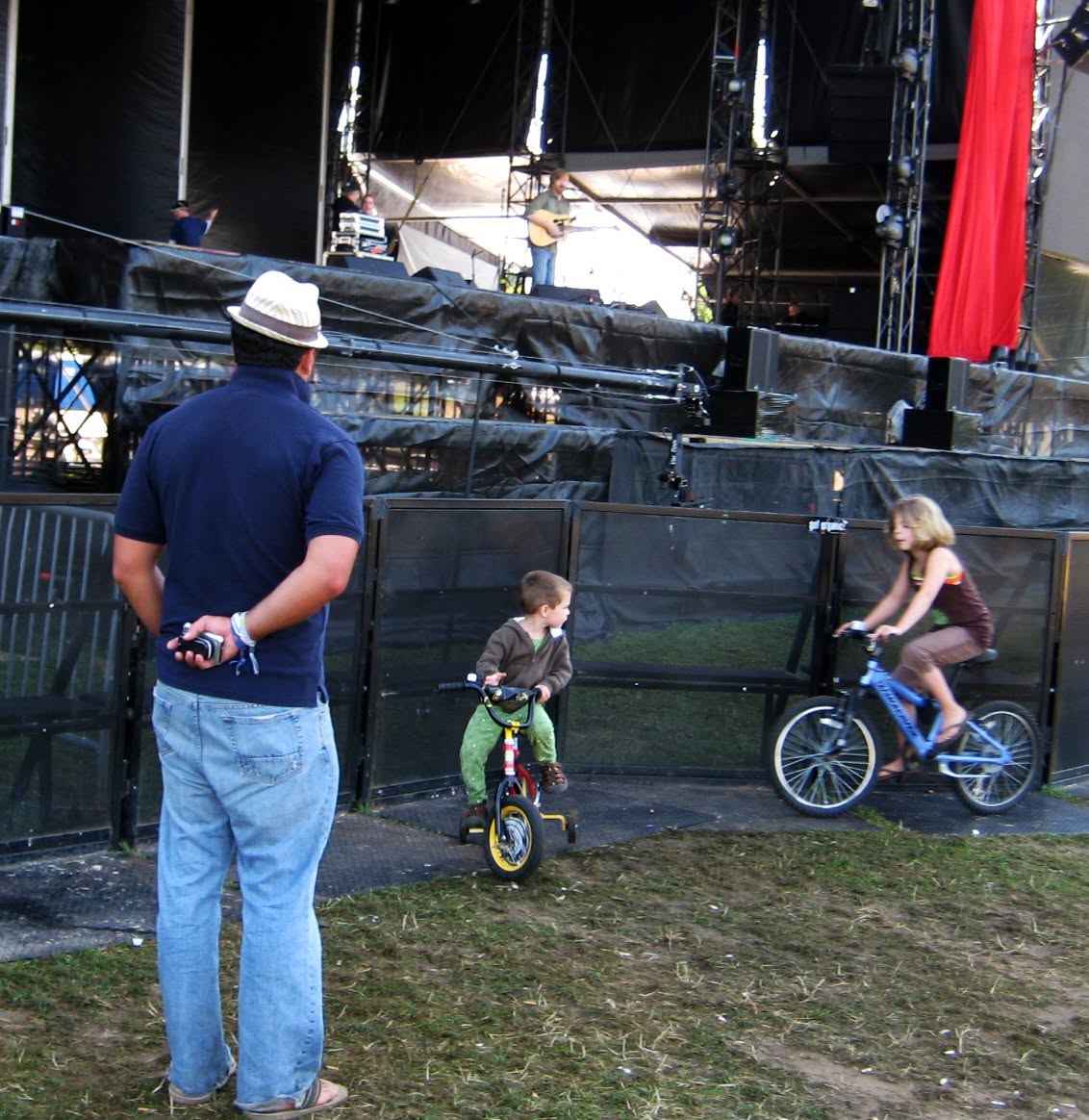 Trey Anastasio trackside, frame 4